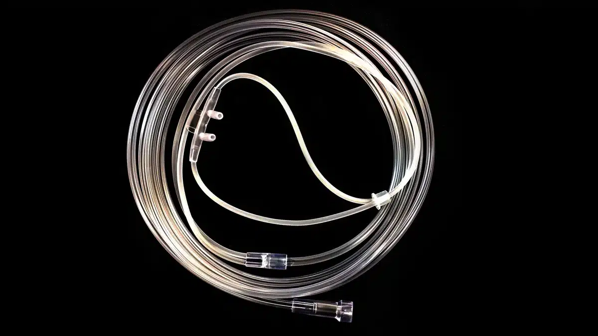 Adult Nasal Cannula &ndash; Straight Tip with 7 ft Tubing (Box of 50)